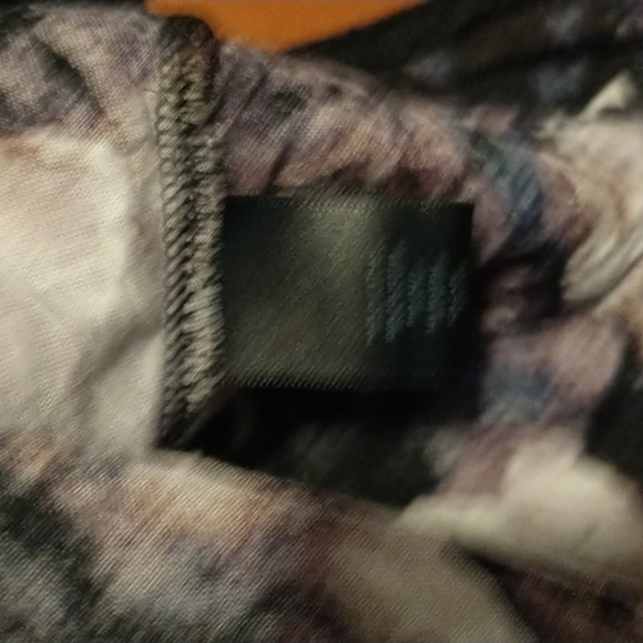 Vera Wang women's size L capped sleeve geometric pattern top w high-low effect - Picture 3 of 8